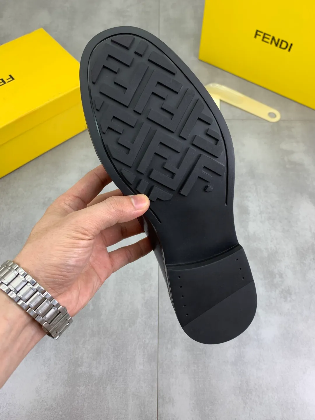 ​Men's shoes 💰P480💰[New model] Water dyed cowhide 🆘 The latest FENDI (Fendi) new casual leather shoes 🕶️🕶️Simple routing effect, showing an elegant and cool driving shoe 🎬Made of Italian 🇮🇹 imported calfskin + first-layer water-dyed cowhide lining🐂Excellent material🎬Detailed workmanship 🤗Comfortable foot feel➰➰. ​Pair it with any outfit to show your taste and temperament, low-key luxury ♻️Design ​simple and elegant ​noble and fashionable 🍃​Very loved and favored by trendy men 💓❤️Size: 38-44 2⃣️colors available